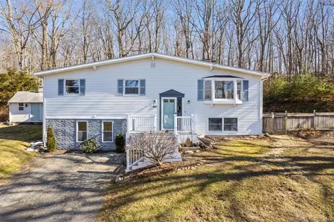50 Carriage Hill Dr, East Lyme, CT 06357