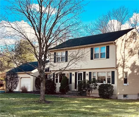 1 Windwood Dr, Cromwell, CT 06416