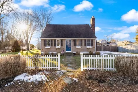 15 Bluff Ave, Clinton, CT 06413