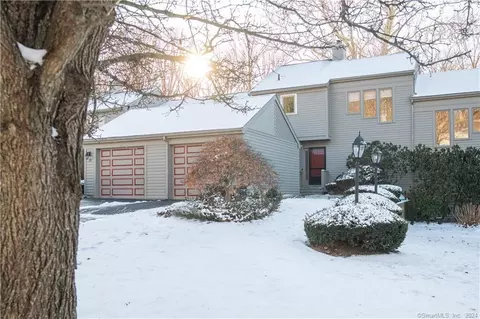 30 Ledgewood Dr #30, Brookfield, CT 06804