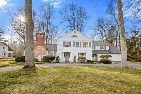 46 Banbury Ln, West Hartford, CT 06107