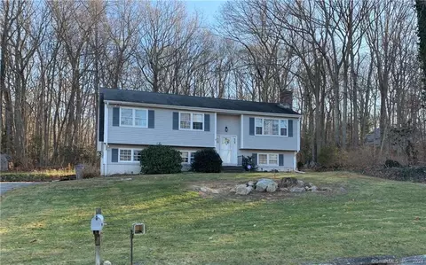 28 Wayne Dr, East Lyme, CT 06333