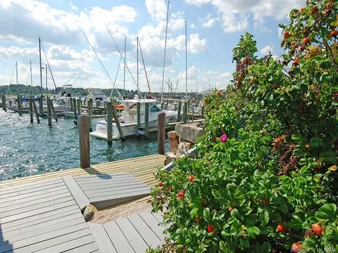 4 Northwest St #B40, Stonington, CT 06378