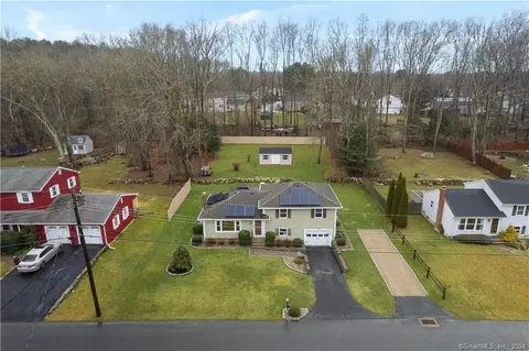 27 Meadow Wood Dr, North Stonington, CT 06359