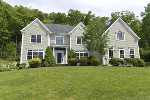 8 Bramble Trl, Newtown, CT 06470