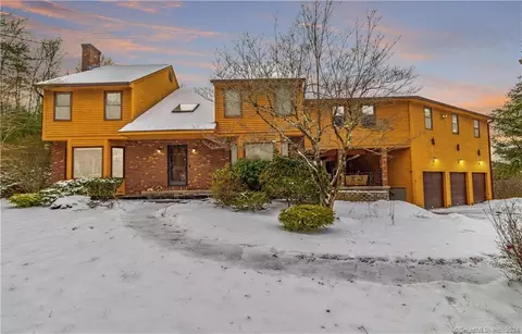 6 Wyncairne Dr, East Granby, CT 06026
