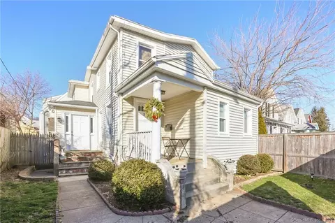 3 Moore Pl, Norwalk, CT 06855