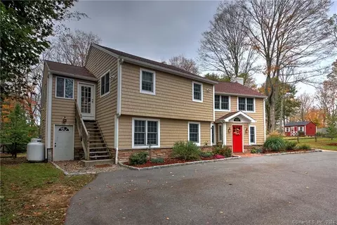 1 Summitt Rd, Newtown, CT 06470