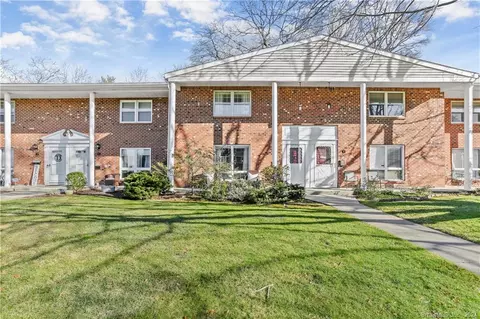 10 Carriage Path N #10, Milford, CT 06460