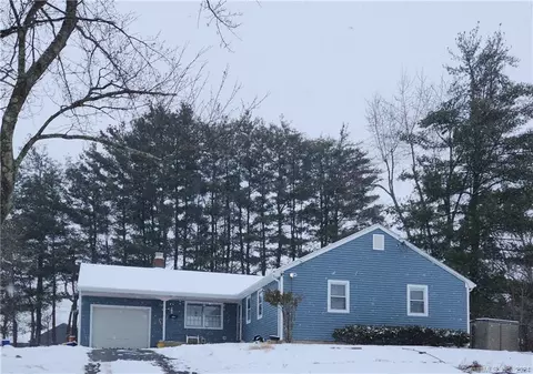 29 Downing Cir, Bloomfield, CT 06002