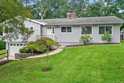 146 Brook Run Ln, Stamford, CT 06905