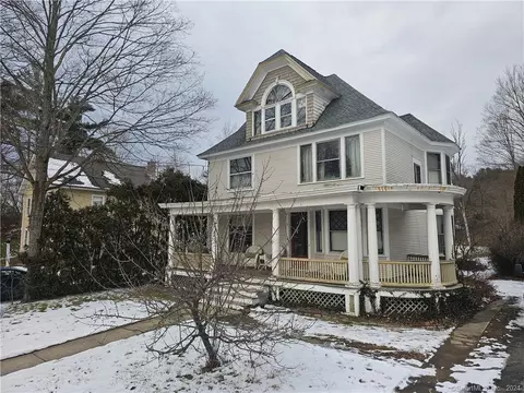 9 Orenaug Ave, Woodbury, CT 06798