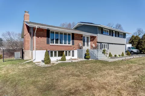 26 Regency Dr, Windsor, CT 06095