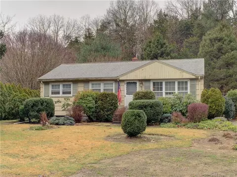 3 Oak Dr, North Stonington, CT 06359
