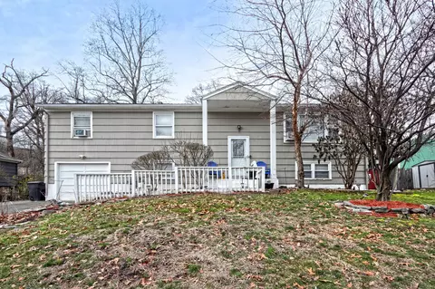 122 Hilltop Ln, West Haven, CT 06516