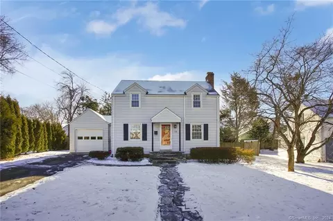 39 Gifford Rd, West Hartford, CT 06119