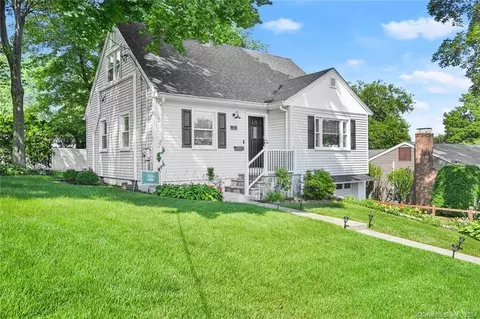 95 Middlebrooks Ave, Trumbull, CT 06611