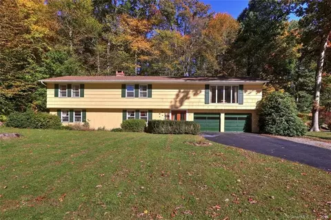 70 Stoneleigh Rd, Trumbull, CT 06611