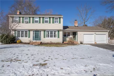10 Meadowood Ln, Old Saybrook, CT 06475