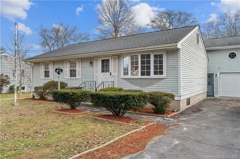 12 Carriage Dr, Clinton, CT 06413