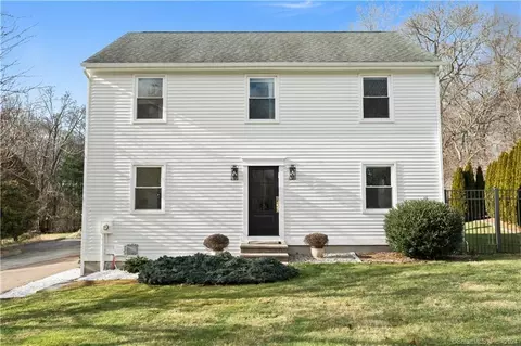 5 Goundry Dr, Waterford, CT 06385