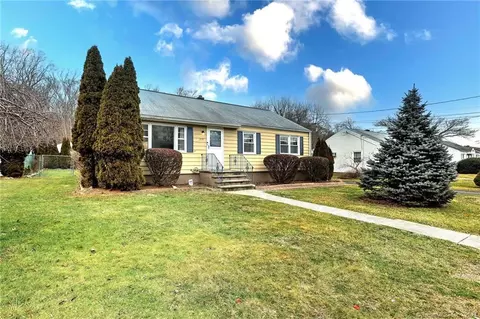 204 Crestview Dr, Bridgeport, CT 06606