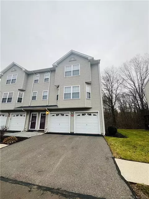 11 Sarahs Pl #11, Wallingford, CT 06492