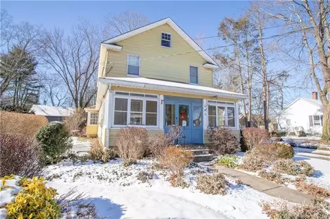 98 State St, Guilford, CT 06437