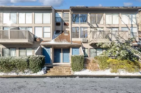 1465 E Putnam Ave #426, Greenwich, CT 06870