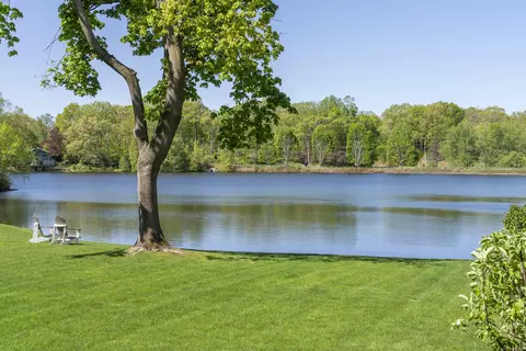 7 Waterside Ln, West Hartford, CT 06107