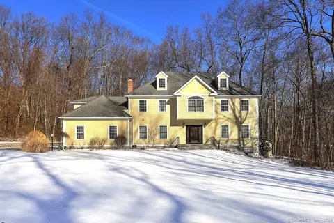 29 Dales Dr, Woodbridge, CT 06525
