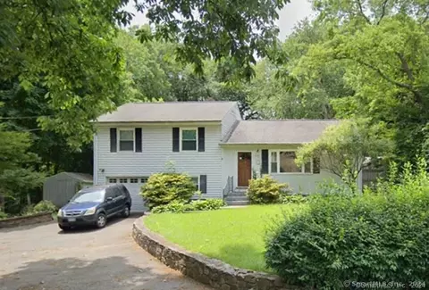 18 Saint Marys Ln, Norwalk, CT 06851