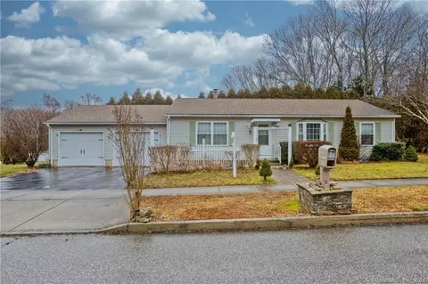 32 Cheseborough Farm Rd, Groton, CT 06355