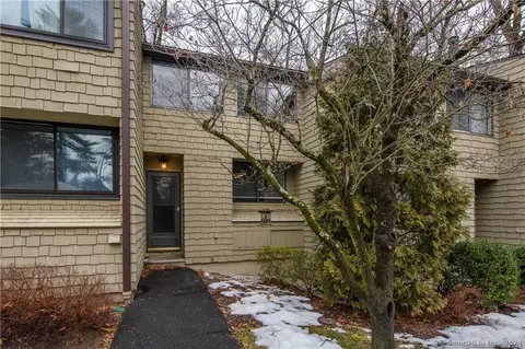 4 Gillette Ct #B, Simsbury, CT 06070