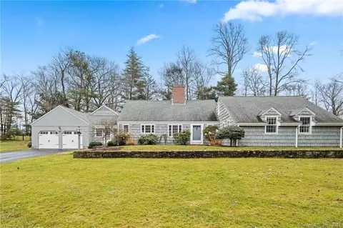 4 Deepwood Ln, West Hartford, CT 06107