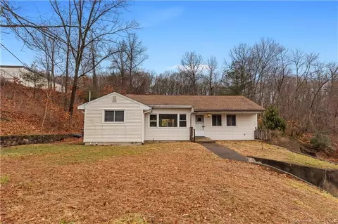 2056 Straits Tpke, Middlebury, CT 06762