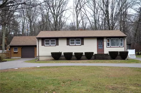 708 Long Cove Rd, Ledyard, CT 06335
