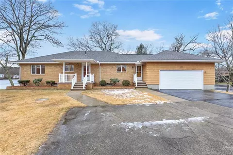 30 Jezierski Ln, Thompson, CT 06277
