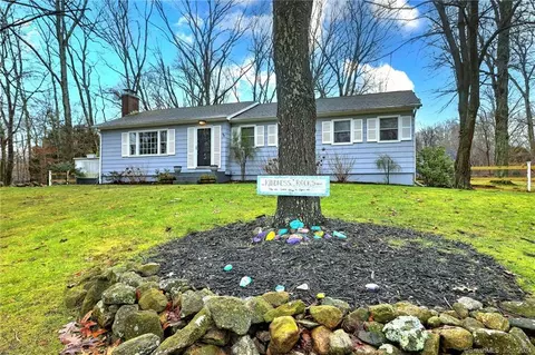 11 Woodland Dr, Clinton, CT 06413