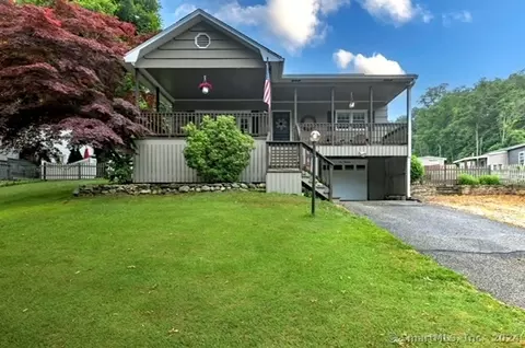 1019 Roosevelt Dr, Derby, CT 06418