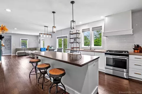 62 Hills St, Manchester, CT 06040
