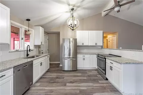 7 Sycamore Rd, East Lyme, CT 06357