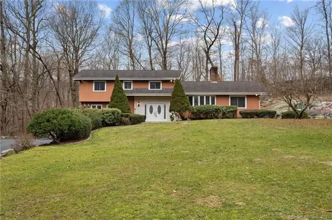 102 Northwood Ln, Stamford, CT 06903