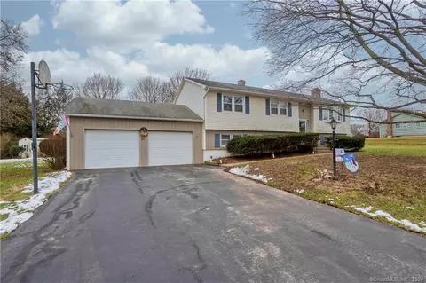 52 Sunnyview Dr, Suffield, CT 06078
