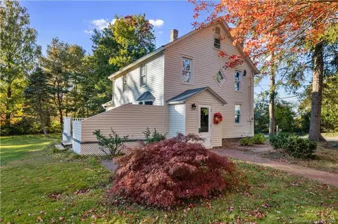 86 Walnut St, Essex, CT 06442