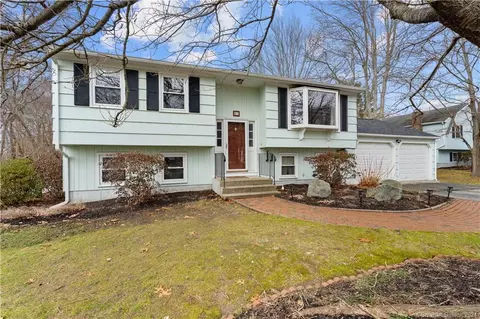 61 Long Hill Rd, Clinton, CT 06413