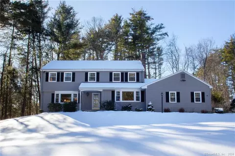 32 Munnisunk Dr, Simsbury, CT 06070