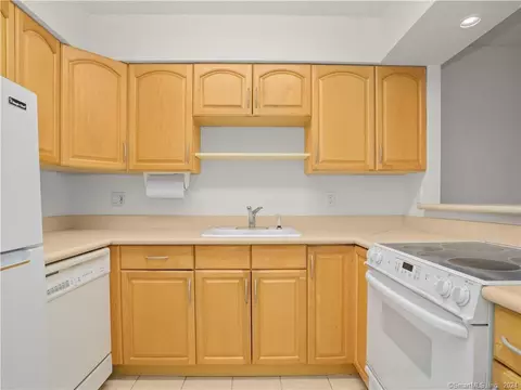 1525 E Putnam Ave #407, Greenwich, CT 06870