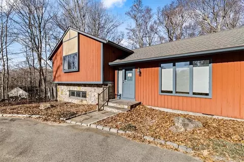 8 Running Pine Dr, Clinton, CT 06413