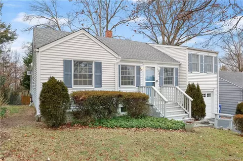7 Hawthorne Dr, Norwalk, CT 06851